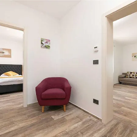 Vakantiehuis Traumhafte Mit Sauna, Whirlpool, Privatpool, Babybett, Billard, Bbq Kaštelir