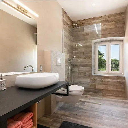 Traumhafte Mit Sauna, Whirlpool, Privatpool, Babybett, Billard, Bbq Vakantiehuis